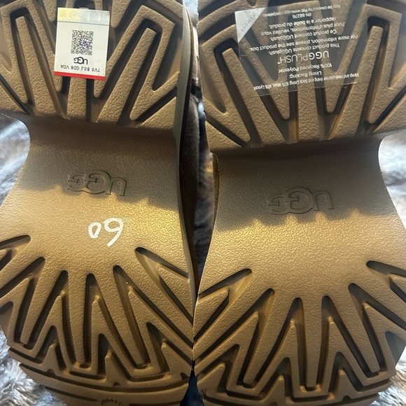 UGG Classic Twin Seam Platform Boot - Picture 10 of 14